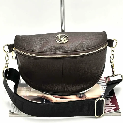 Brązowa damska torebka nerka Laura Biaggi ze złotymi okuciami i logowanym paskiem