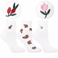Zbliżenie na hafty skarpetek damskich Moraj – kwiatek, gałązka i misie, zestaw 3 par, bawełniane, rozmiar 38–41.