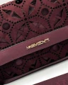 Zbliżenie na logo Massimo Contti torebka bordowa i ażurowy wzór