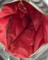 Wnętrze torebki Laura Biaggi dark taupe – czerwona logowana podszewka z kieszeniami