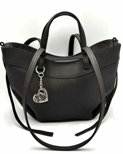 Brązowa shopperka Laura Biaggi z eko skóry – widok z przodu w spiętym fasonie, złota zawieszka-serduszko.