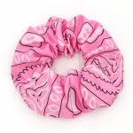 Różowo-biała gumka do włosów bandamka – lekka i kobieca ozdoba