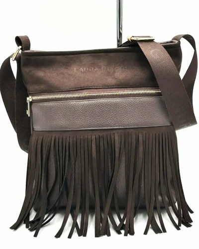 Brązowa listonoszka Laura Biaggi z frędzlami i wstawkami z eko zamszu – przód z bliska.