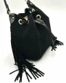 Czarna torebka worek Laura Biaggi z frędzlami – bok torebki