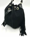 Mała torebka typu worek czara zamszowa z frędzlami - bok