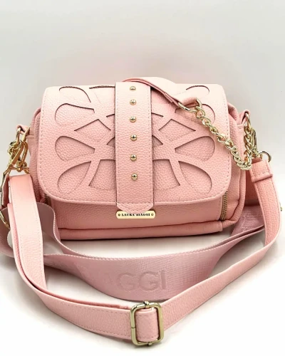 Jasnoróżowa torebka listonoszka Laura Biaggi przód z trzema paskami – szerokim logowanym, paskiem z ekoskóry oraz krótkim uchwytem z łańcuszkiem.