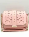 Zbliżenie na jasnoróżową torebkę Laura Biaggi – dekoracyjna klapka i złote detale.