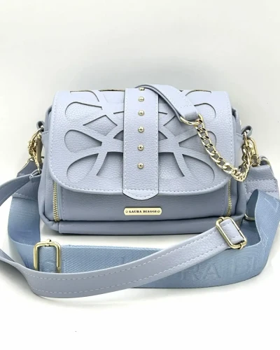 Jasnoniebieska torebka damska Laura Biaggi – listonoszka z ekoskóry z dwoma paskami (logowanym parcianym i klasycznym z ekoskóry) oraz złotymi detalami.