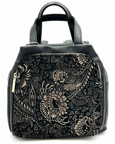 Elegancki czarny plecak damski Chiara z dekoracyjną kieszenią na przodzie – stylowy model na co dzień.