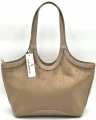 Tył shopperki Laura Biaggi w kolorze taupe. Elegancka torebka damska na ramię w uniwersalnym odcieniu nude i mokka.