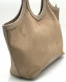 Bok torebki shopper Laura Biaggi w kolorze ciemnego beżu i taupe. Stylowy model damski do codziennych i miejskich stylizacji.