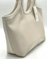 Bok beżowej torebki shopper Laura Biaggi. Pojemny i wygodny model do codziennych stylizacji.