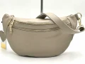 Szara nerka damska XL Laura Biaggi wykonana z włoskiej skóry naturalnej. Pojemna torebka crossbody ze złotymi detalami.