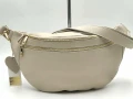 Jasnobeżowa nerka XL Laura Biaggi ze skóry naturalnej włoskiej. Pojemna torebka damska crossbody w stylu miejskim.