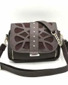 Czekoladowa listonoszka Laura Biaggi z regulowanym paskiem z ekoskóry – elegancka torebka damska crossbody