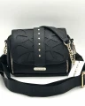 Laura Biaggi czarna listonoszka z logowanym paskiem – modna torebka damska na ramię i crossbody