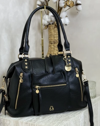 Czarna shopperka LuluCastagnette ze skóry ekologicznej z licznymi kieszeniami, regulowanym paskiem i złotymi okuciami.
