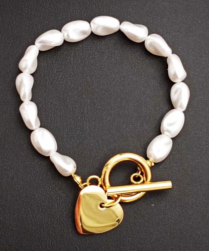 Bransoletka z białymi perełkami i zawieszką serce – widok z przodu