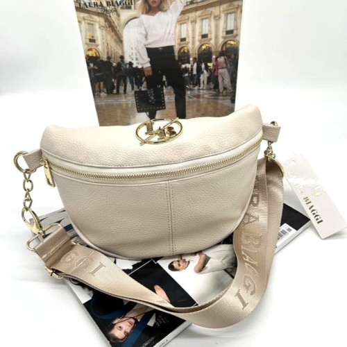 Beżowa nerka Laura Biaggi z klapką i złotym logo, widok z przodu