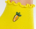 Detal haftu na skarpetkach żółtych – owoce i warzywa
