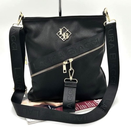 Torebka listonoszka Laura Biaggi czarna matowa – widok z przodu z ukośną kieszenią i logo