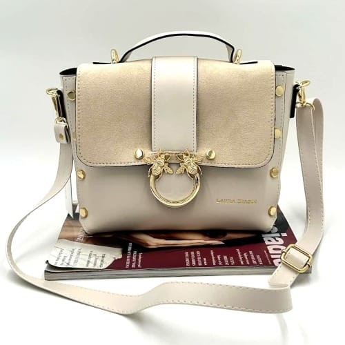 Torebka kuferek Laura Biaggi – widok z przodu, ukazujący klapkę z muchą i zatrzaskiem na magnes.