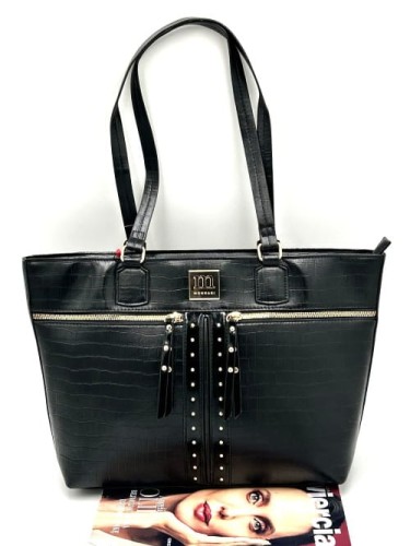 Czarna torebka shopperka Monnari z kieszonkami i złotymi detalami – widok z przodu