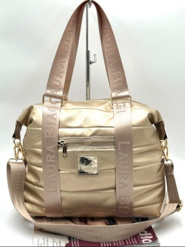 Przód złotej pikowanej torebki Laura Biaggi z widocznym logo i kieszonką