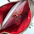 Wnętrze torebki Massimo Contti z kieszonkami i gazetą A4