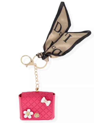 Różowy brelok w kształcie torebki z apaszką – ozdobny dodatek do kluczy