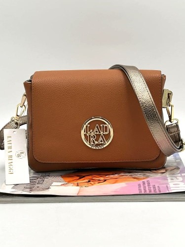 Torebka Laura Biaggi camel z biżuteryjnym logo – widok z przodu