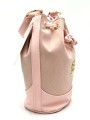Torebka damska worek jasnoróżowa – bok z delikatnym zaokrągleniem i ściągaczem
