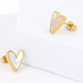 Złote kolczyki serca z masą perłową – ujęcie z boku