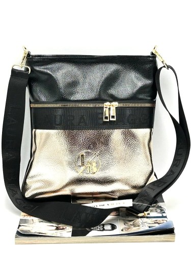 Czarna torebka listonoszka Laura Biaggi – widok z przodu ze złotą kieszenią i logo