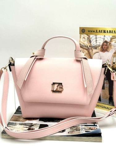 Laura Biaggi kuferek pudrowy róż – widok z przodu, elegancka torebka ze złotym logo