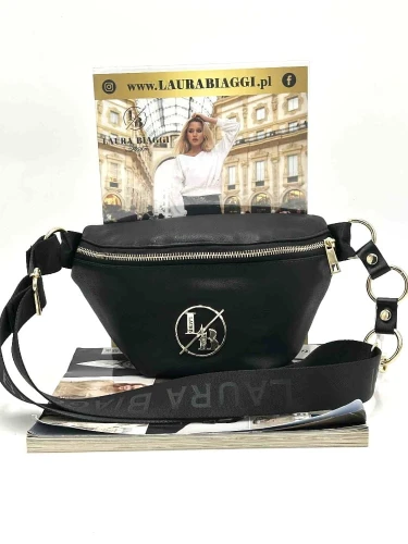 Czarna matowa nerka Laura Biaggi – widok z przodu z biżuteryjnym logo marki