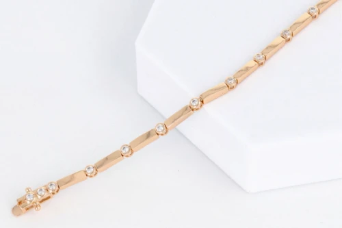 Elegancka bransoletka w kolorze złota z cyrkoniami – kobiecy dodatek do codziennej stylizacji