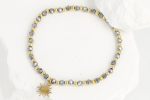 Bransoletka damska na gumce z koralików i zawieszką słońce – srebrno-złota