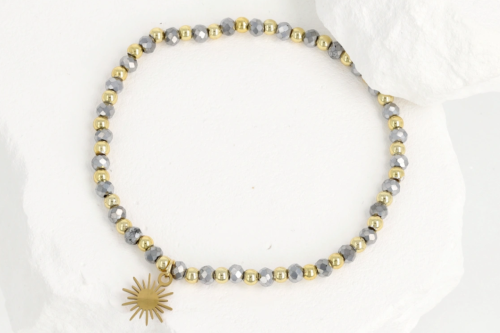 Bransoletka koralikowa z zawieszką słońce – stal szlachetna i szkło, kolor srebrno-złoty